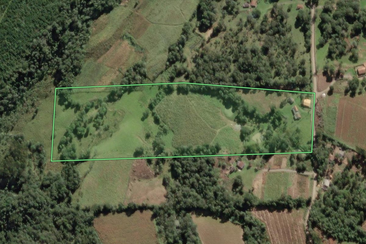 Imagem de satélite do imóvel rural em Papanduva (SC), com o contorno declarado no CAR desenhado por cima.