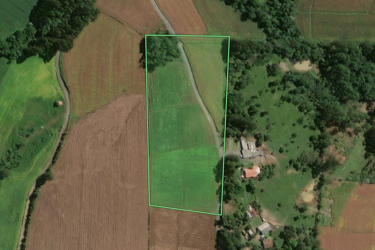 Imagem de satélite do imóvel rural em Papanduva (SC), com o contorno declarado no CAR desenhado por cima.
