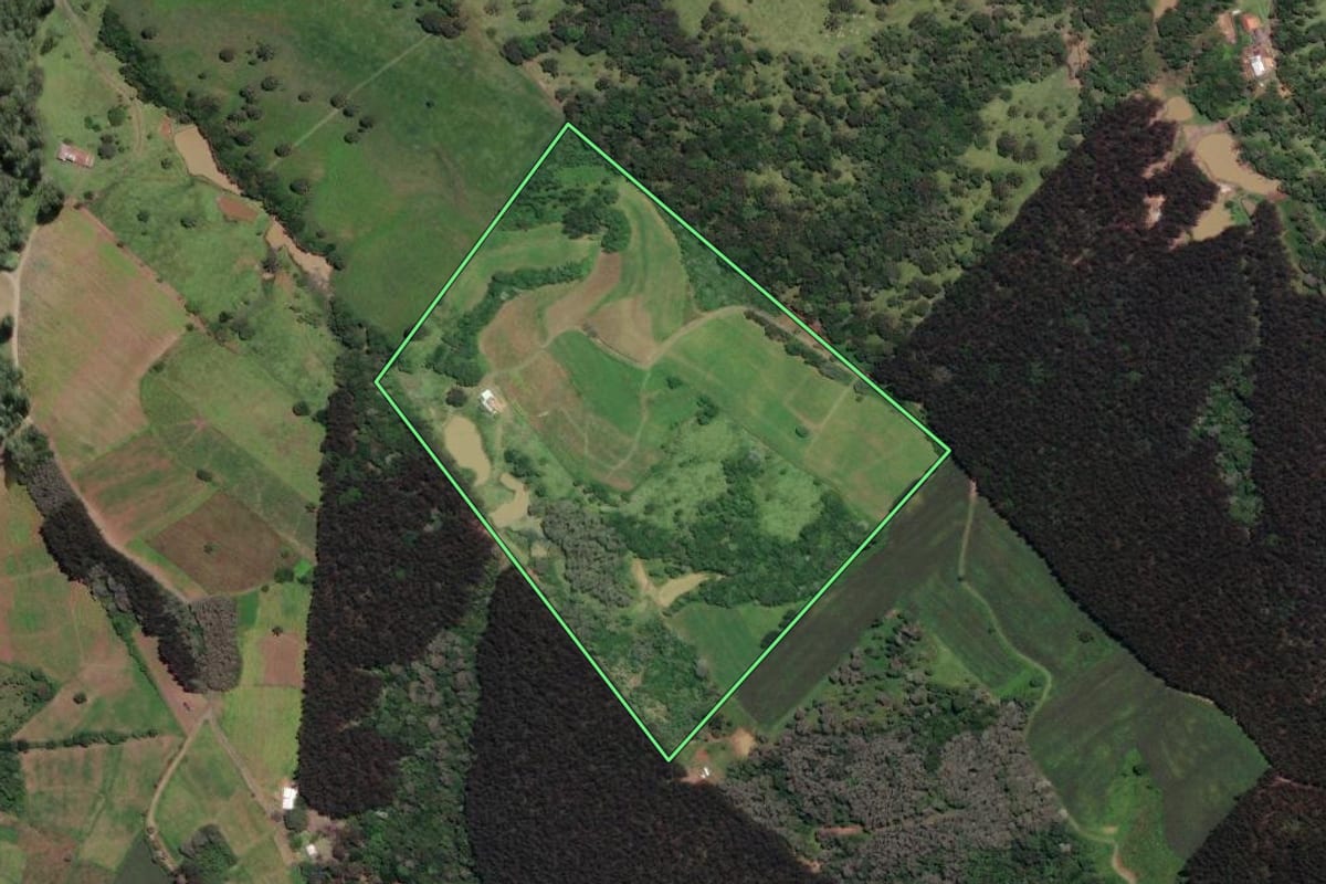 Imagem de satélite do imóvel rural em Papanduva (SC), com o contorno declarado no CAR desenhado por cima.