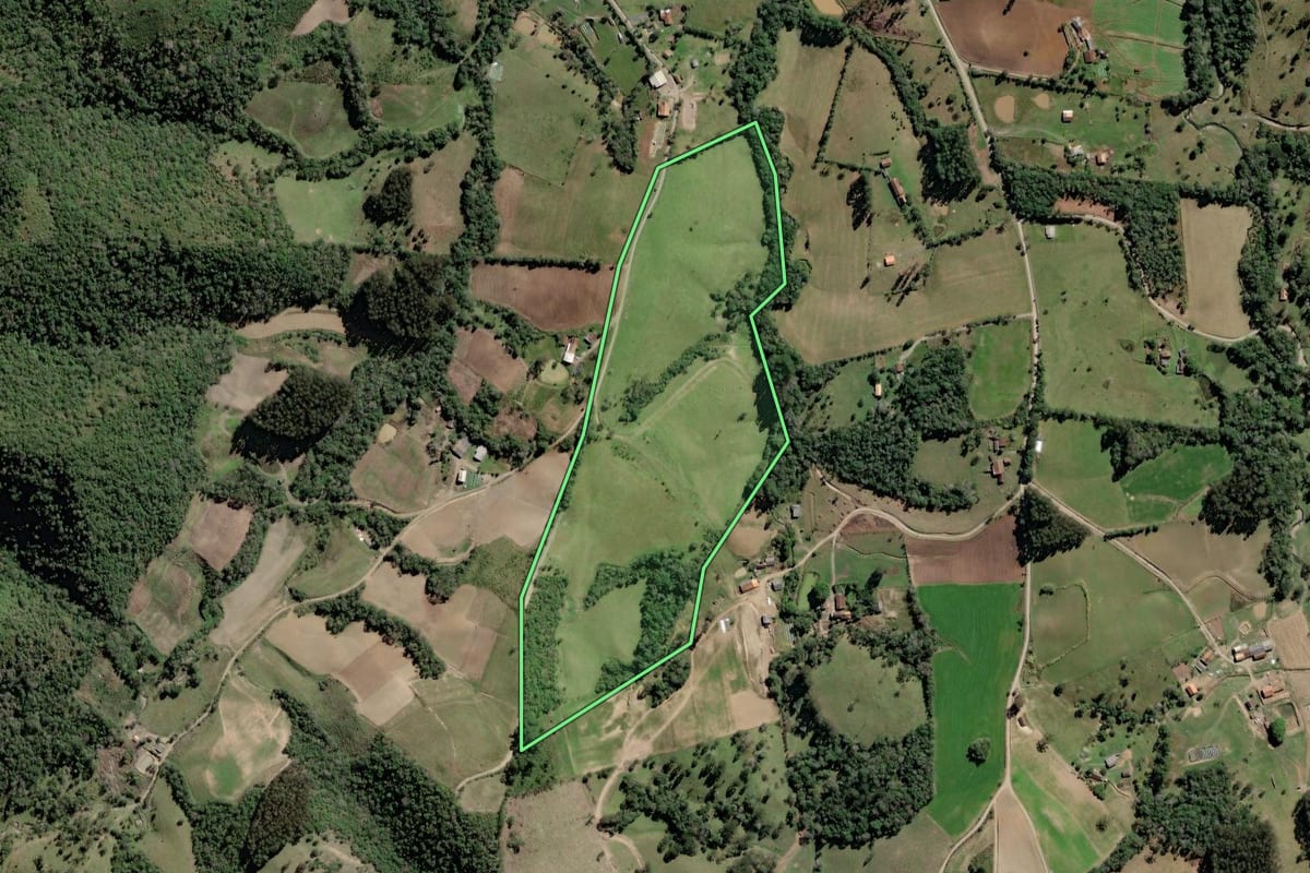 Imagem de satélite do imóvel rural em Papanduva (SC), com o contorno declarado no CAR desenhado por cima.