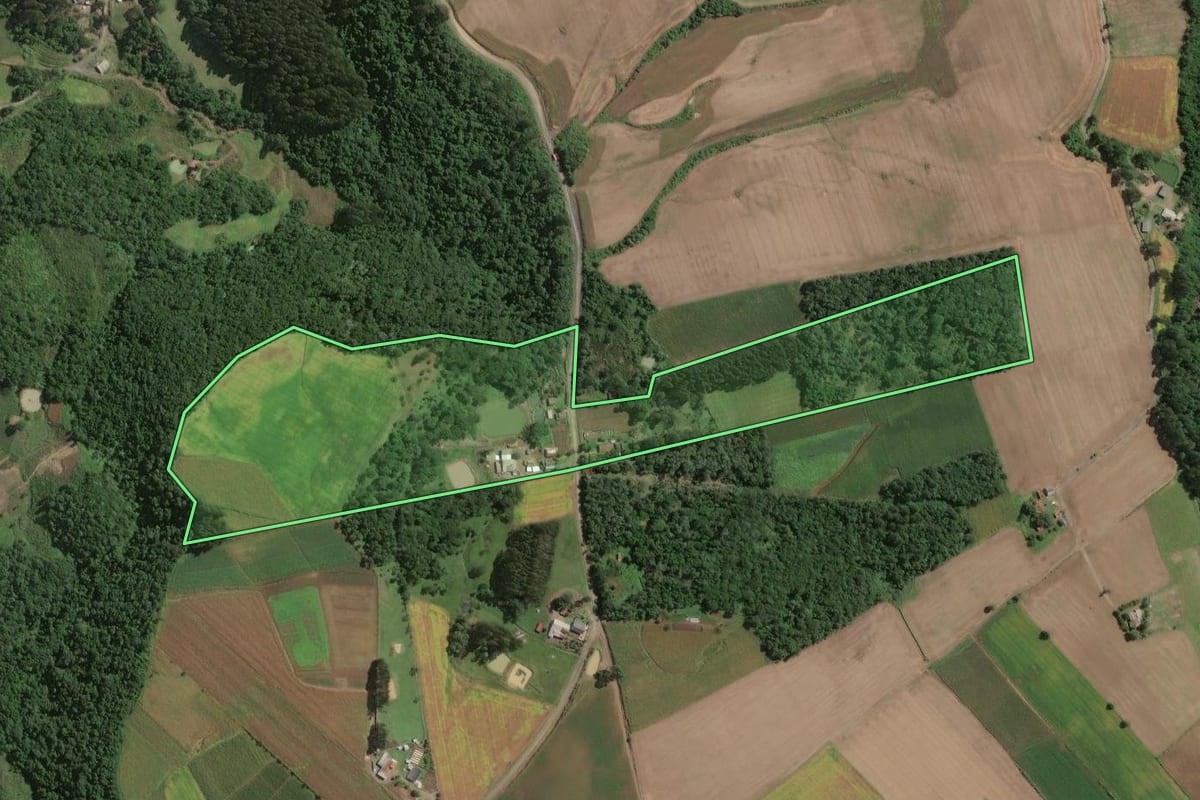 Imagem de satélite do imóvel rural em Papanduva (SC), com o contorno declarado no CAR desenhado por cima.