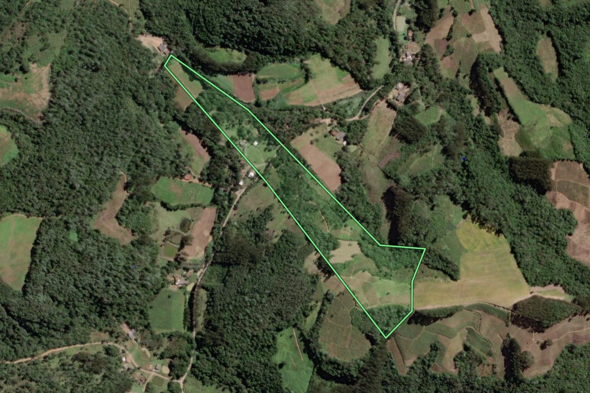 Imagem de satélite do imóvel rural em Papanduva (SC), com o contorno declarado no CAR desenhado por cima.