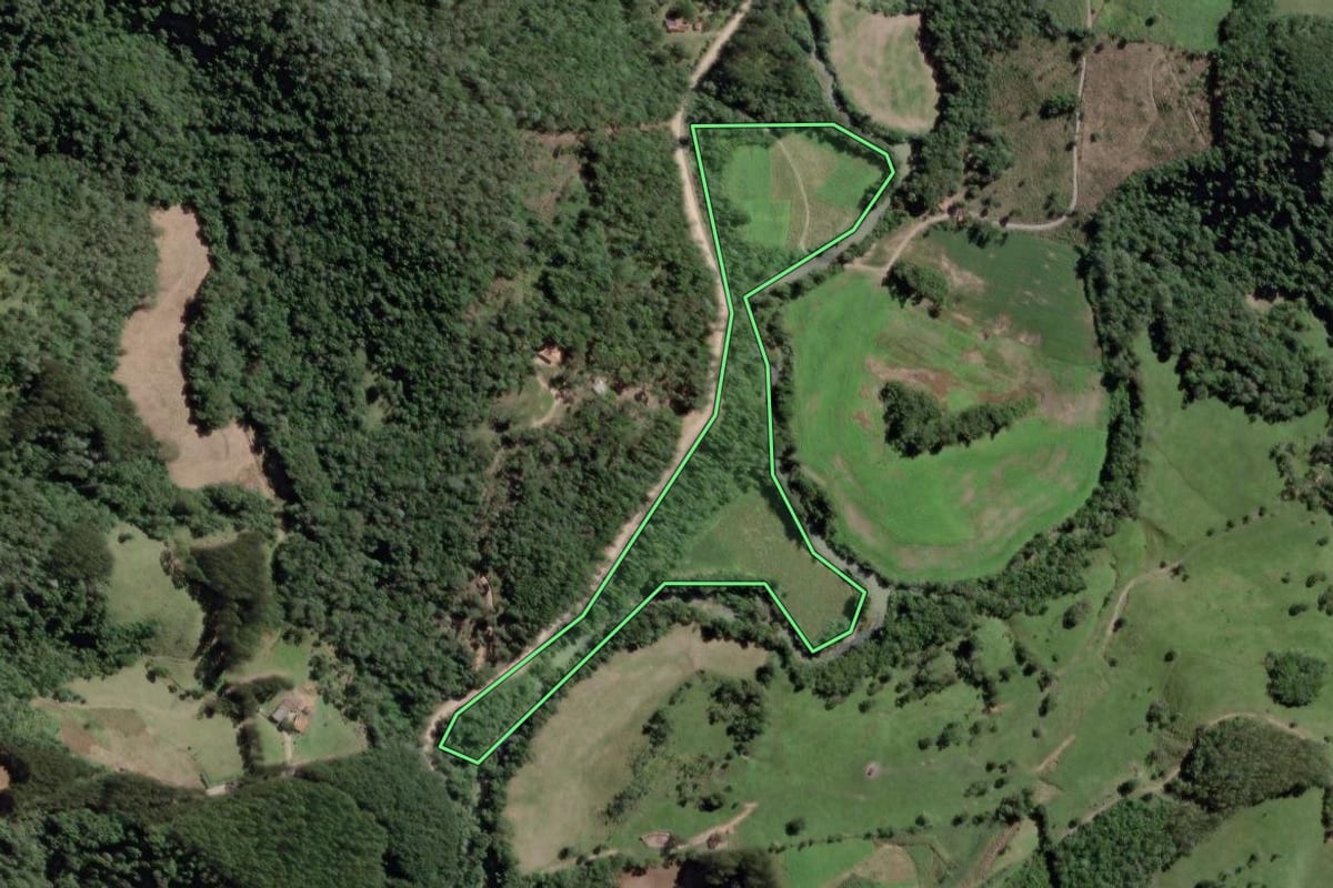 Imagem de satélite do imóvel rural em Papanduva (SC), com o contorno declarado no CAR desenhado por cima.