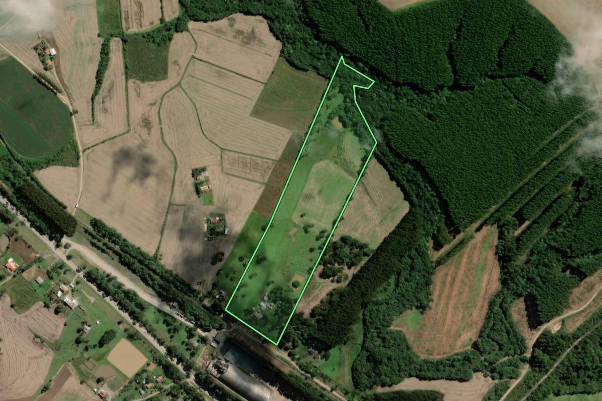 Imagem de satélite do imóvel rural em Papanduva (SC), com o contorno declarado no CAR desenhado por cima.