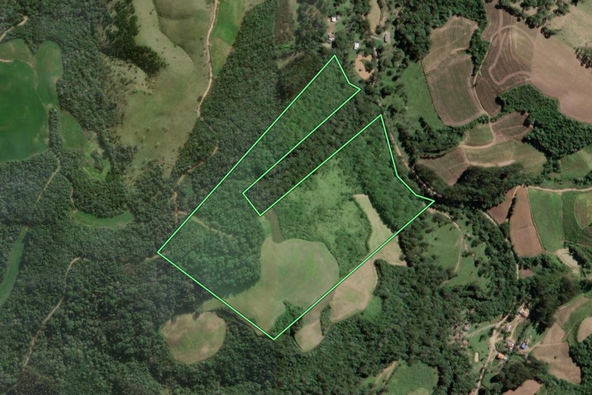 Imagem de satélite do imóvel rural em Papanduva (SC), com o contorno declarado no CAR desenhado por cima.