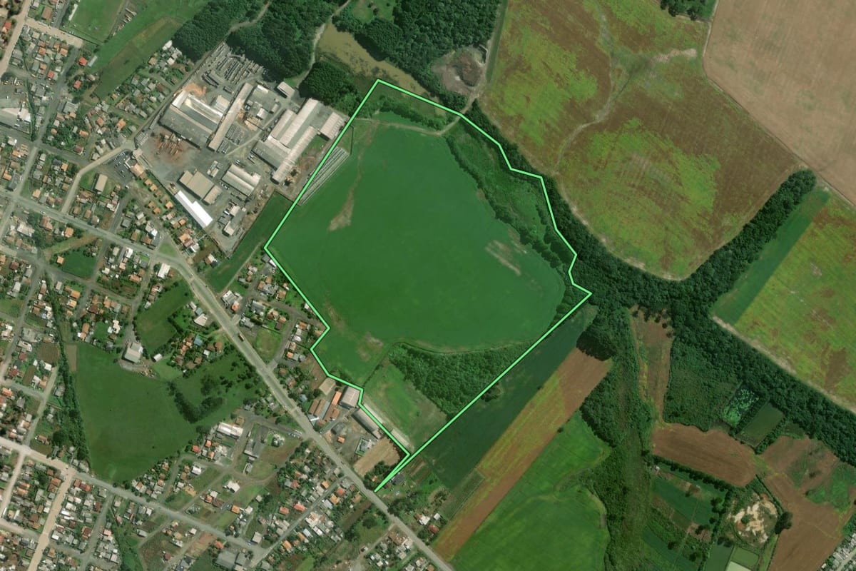 Imagem de satélite do imóvel rural em Papanduva (SC), com o contorno declarado no CAR desenhado por cima.
