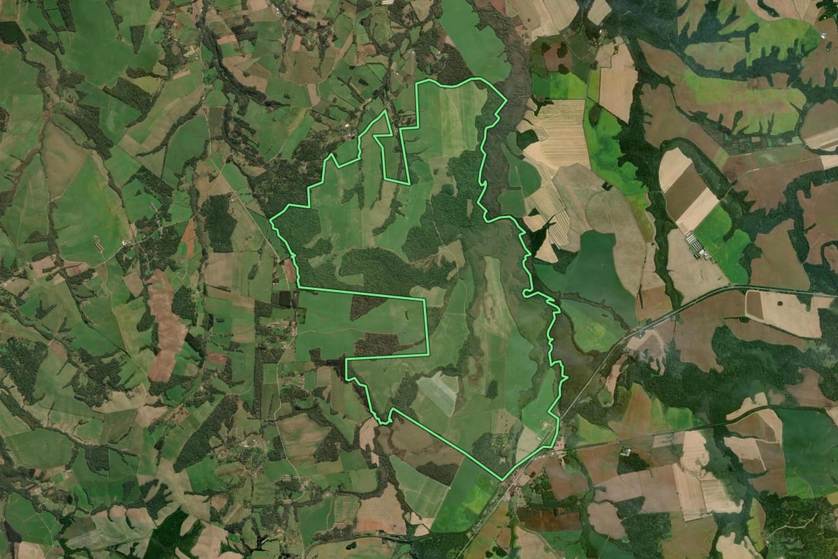 Imagem de satélite do imóvel rural em Papanduva (SC), com o contorno declarado no CAR desenhado por cima.