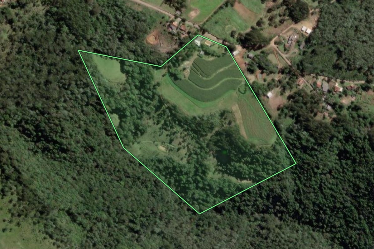Imagem de satélite do imóvel rural em Papanduva (SC), com o contorno declarado no CAR desenhado por cima.