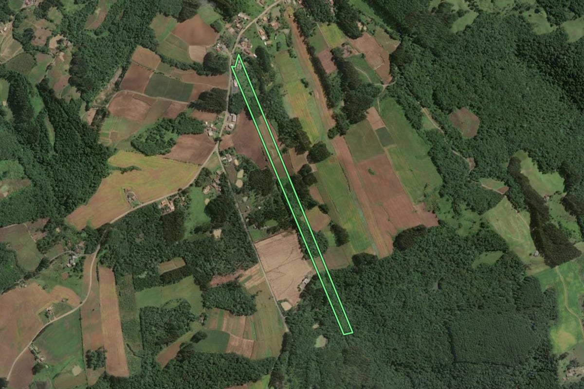 Imagem de satélite do imóvel rural em Papanduva (SC), com o contorno declarado no CAR desenhado por cima.