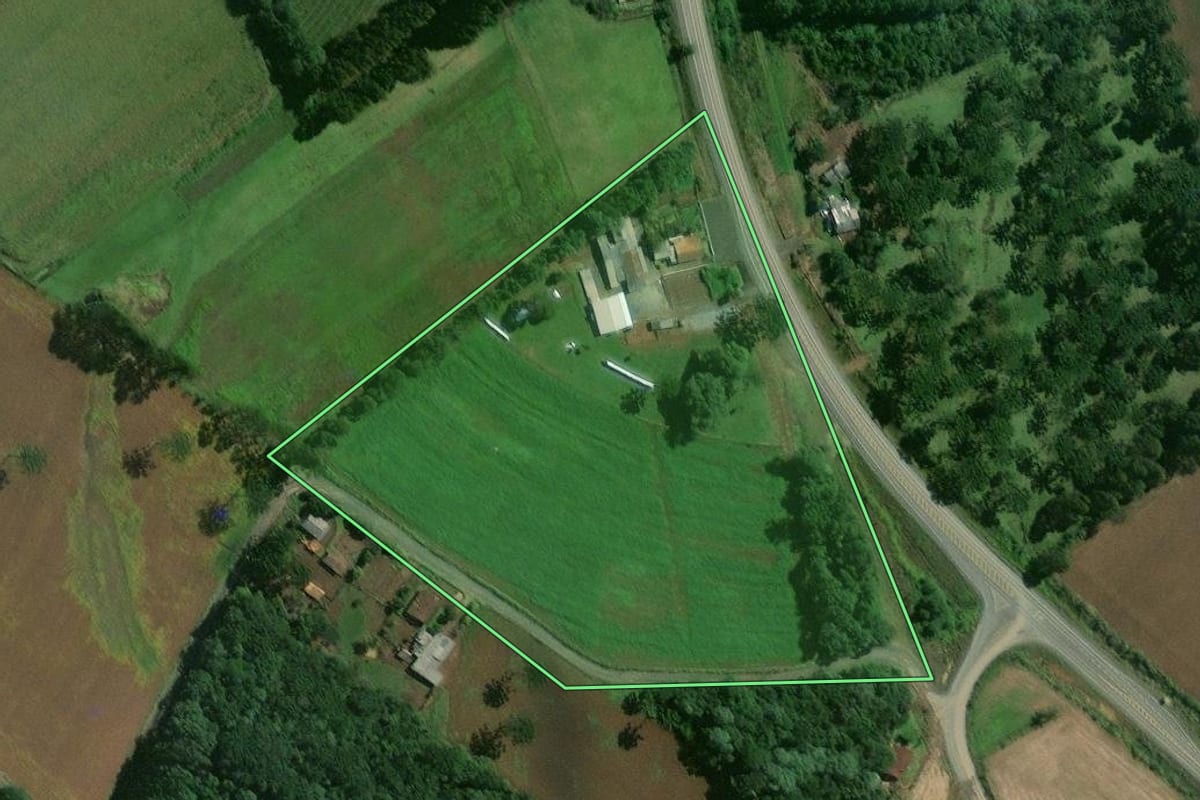 Imagem de satélite do imóvel rural em Papanduva (SC), com o contorno declarado no CAR desenhado por cima.