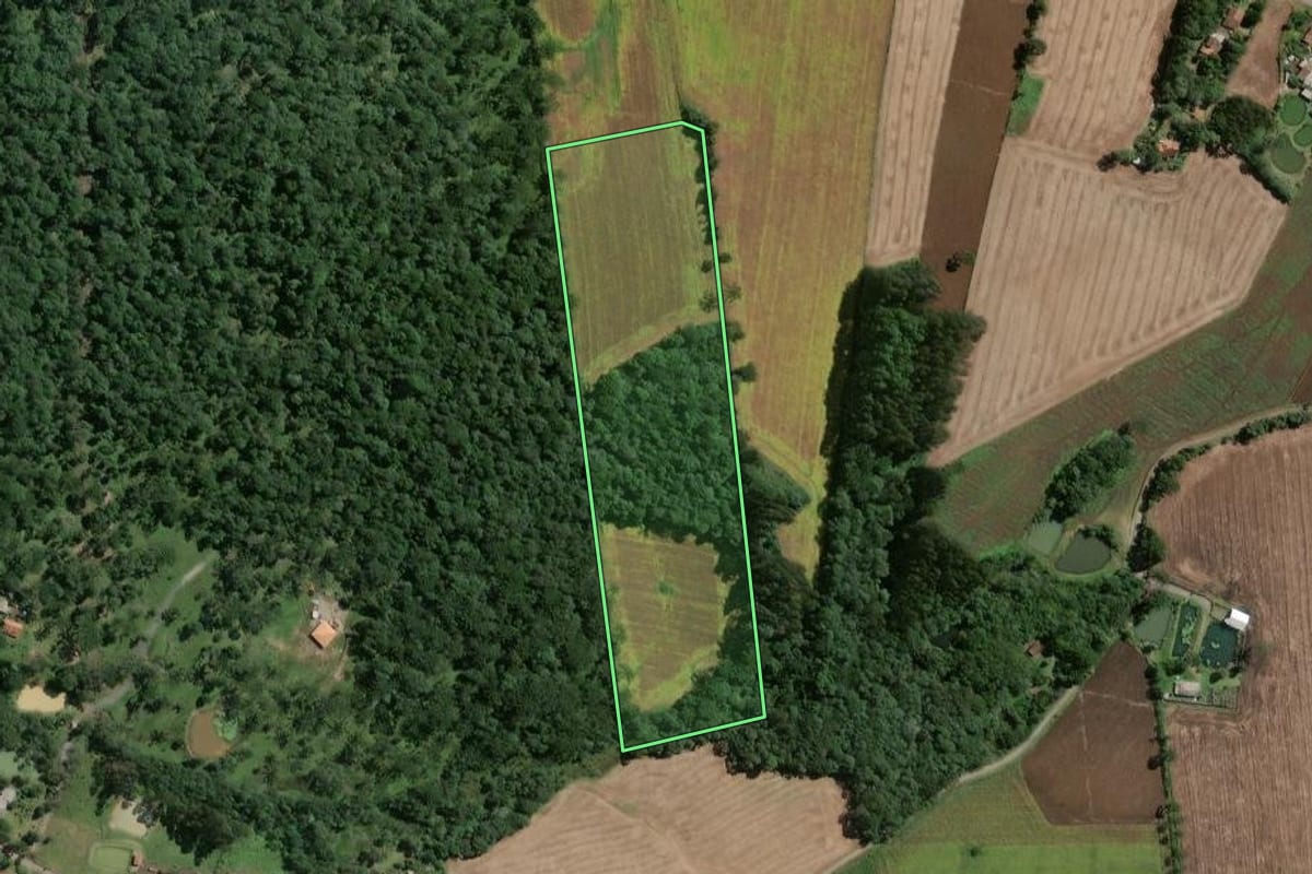 Imagem de satélite do imóvel rural em Papanduva (SC), com o contorno declarado no CAR desenhado por cima.