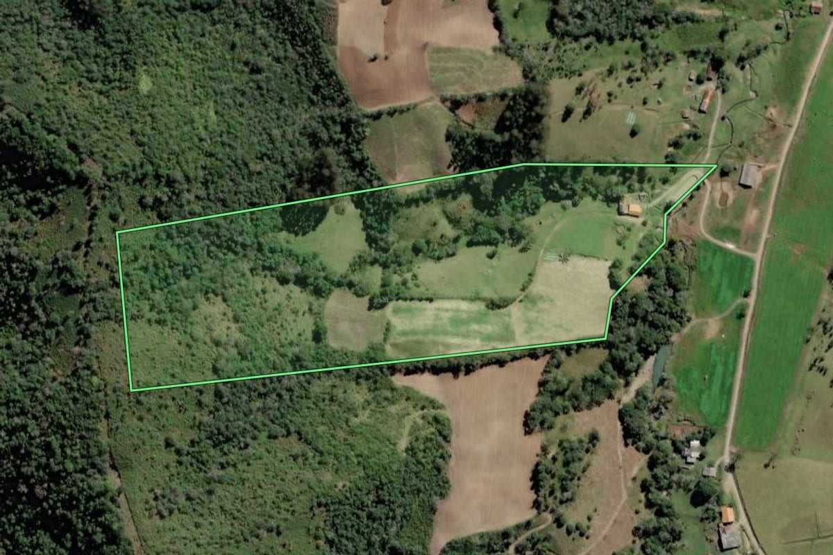 Imagem de satélite do imóvel rural em Papanduva (SC), com o contorno declarado no CAR desenhado por cima.