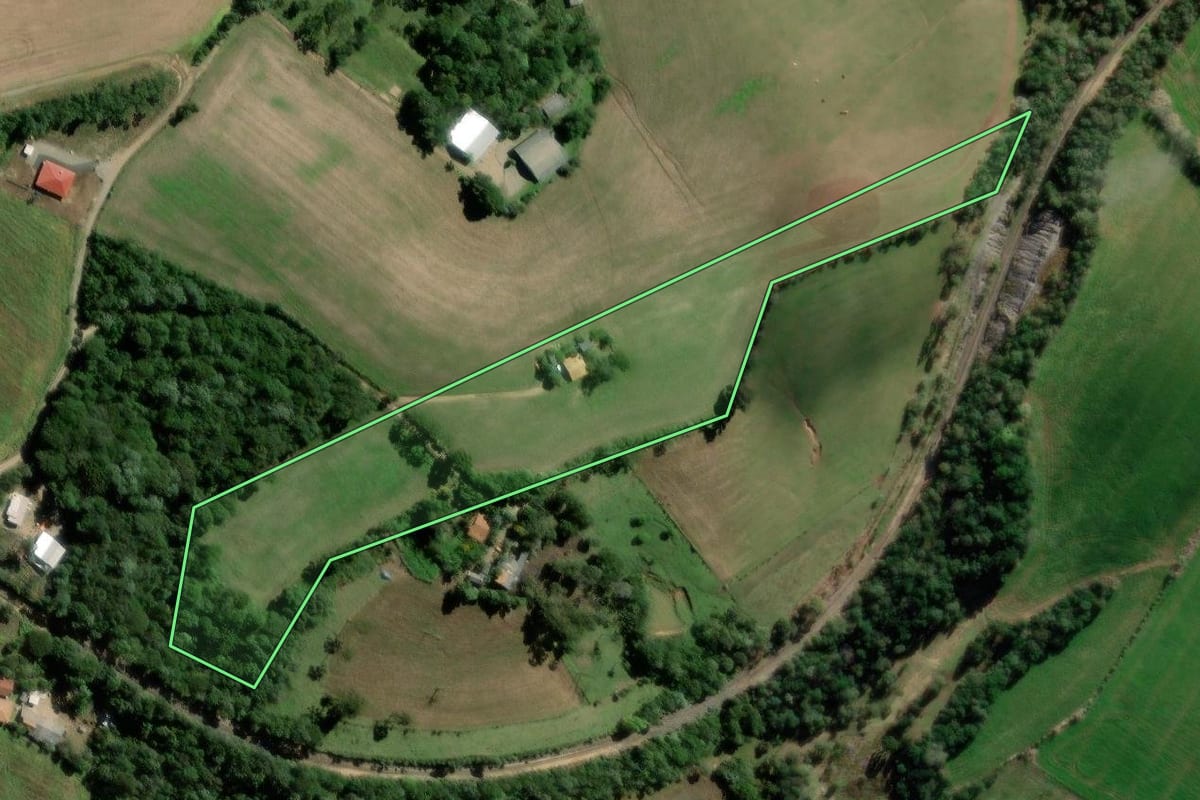 Imagem de satélite do imóvel rural em Papanduva (SC), com o contorno declarado no CAR desenhado por cima.