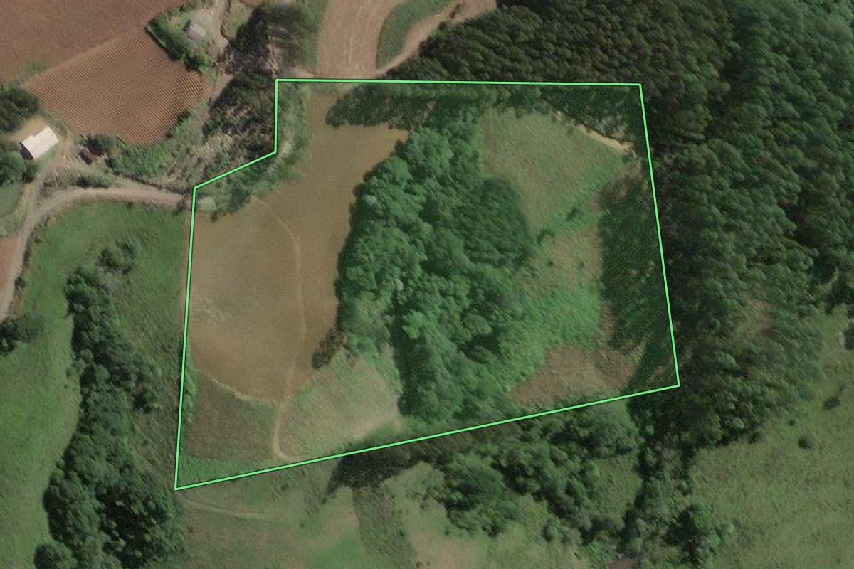 Imagem de satélite do imóvel rural em Papanduva (SC), com o contorno declarado no CAR desenhado por cima.