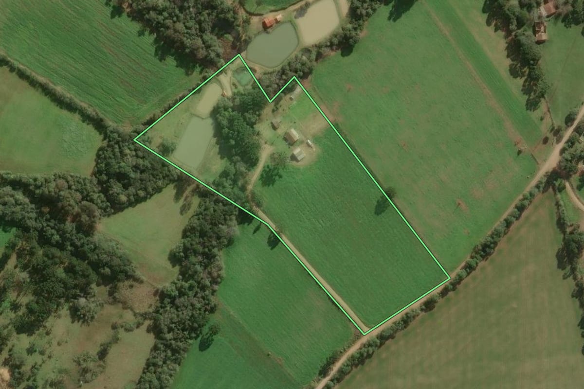Imagem de satélite do imóvel rural em Papanduva (SC), com o contorno declarado no CAR desenhado por cima.