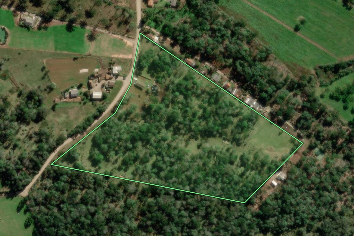 Imagem de satélite do imóvel rural em Papanduva (SC), com o contorno declarado no CAR desenhado por cima.
