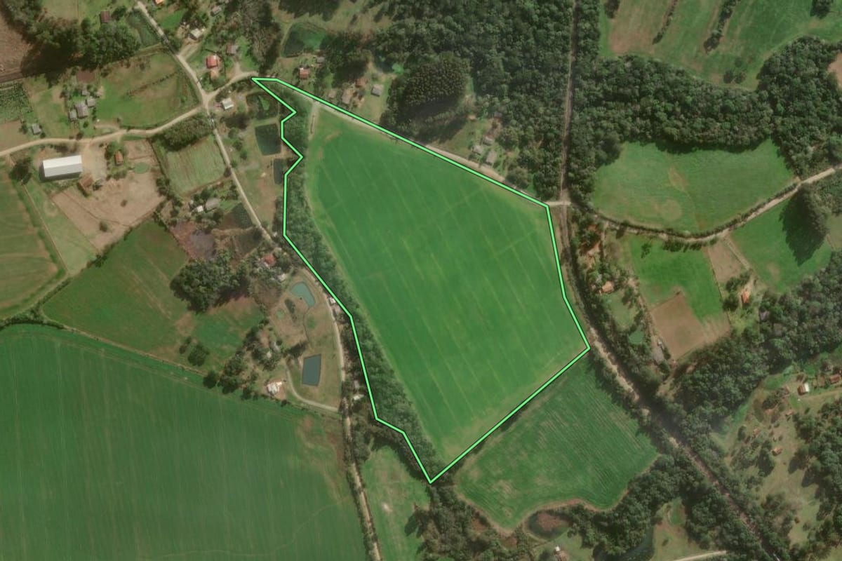 Imagem de satélite do imóvel rural em Papanduva (SC), com o contorno declarado no CAR desenhado por cima.