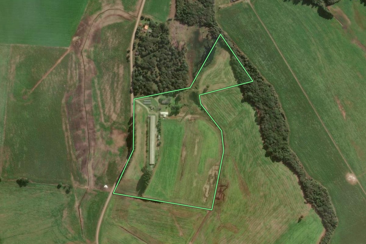 Imagem de satélite do imóvel rural em Papanduva (SC), com o contorno declarado no CAR desenhado por cima.