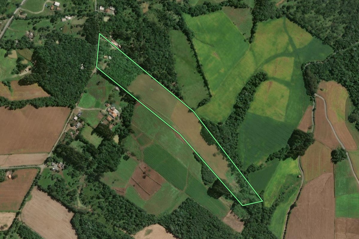Imagem de satélite do imóvel rural em Papanduva (SC), com o contorno declarado no CAR desenhado por cima.