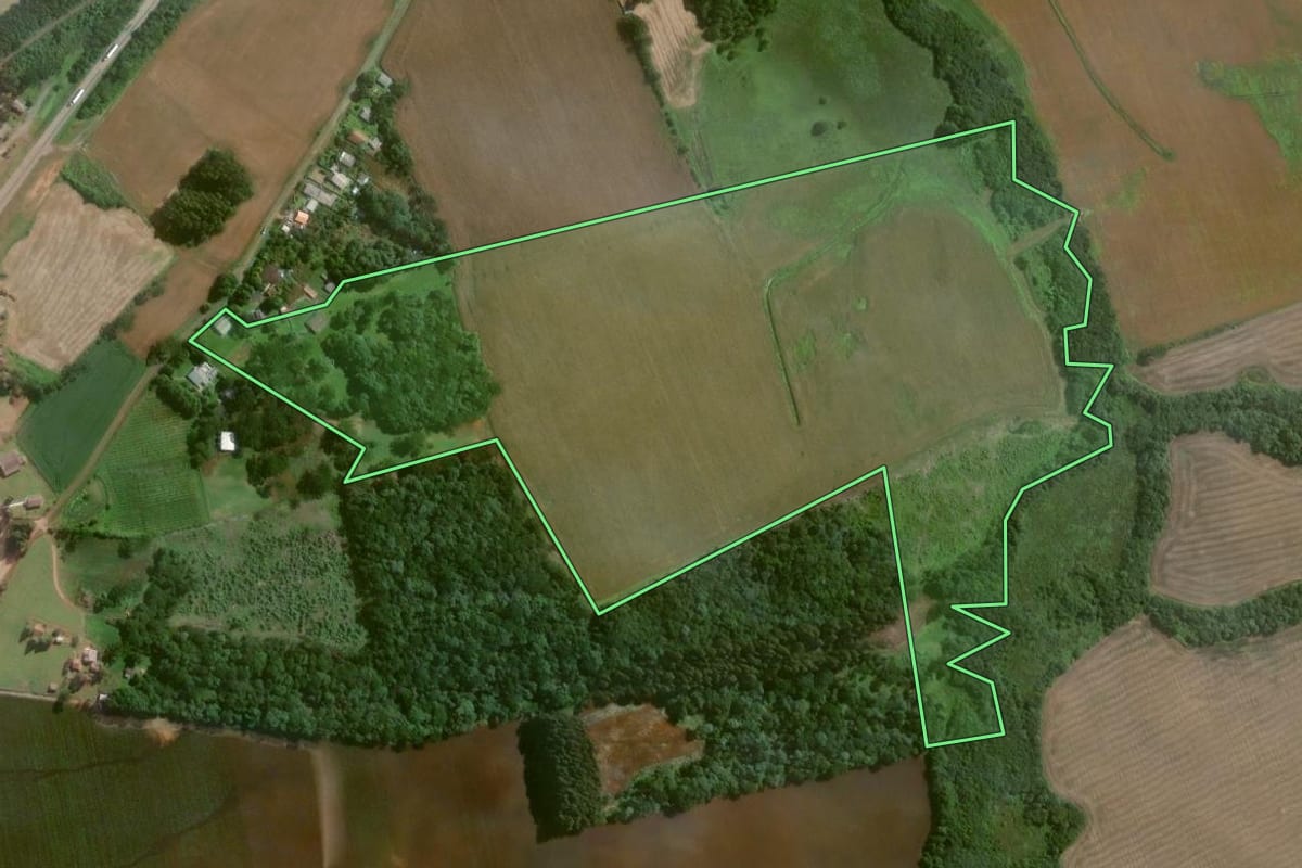 Imagem de satélite do imóvel rural em Papanduva (SC), com o contorno declarado no CAR desenhado por cima.