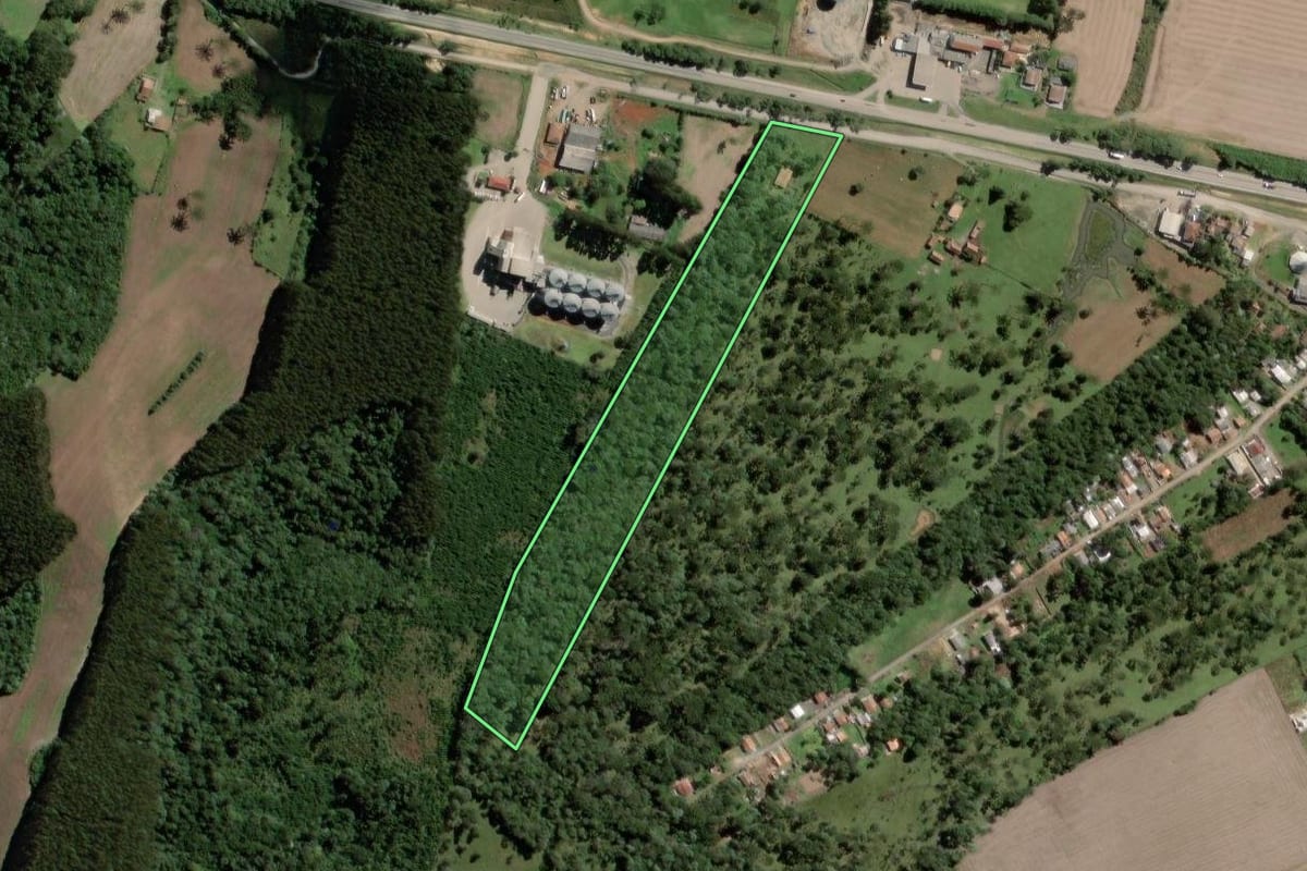 Imagem de satélite do imóvel rural em Papanduva (SC), com o contorno declarado no CAR desenhado por cima.