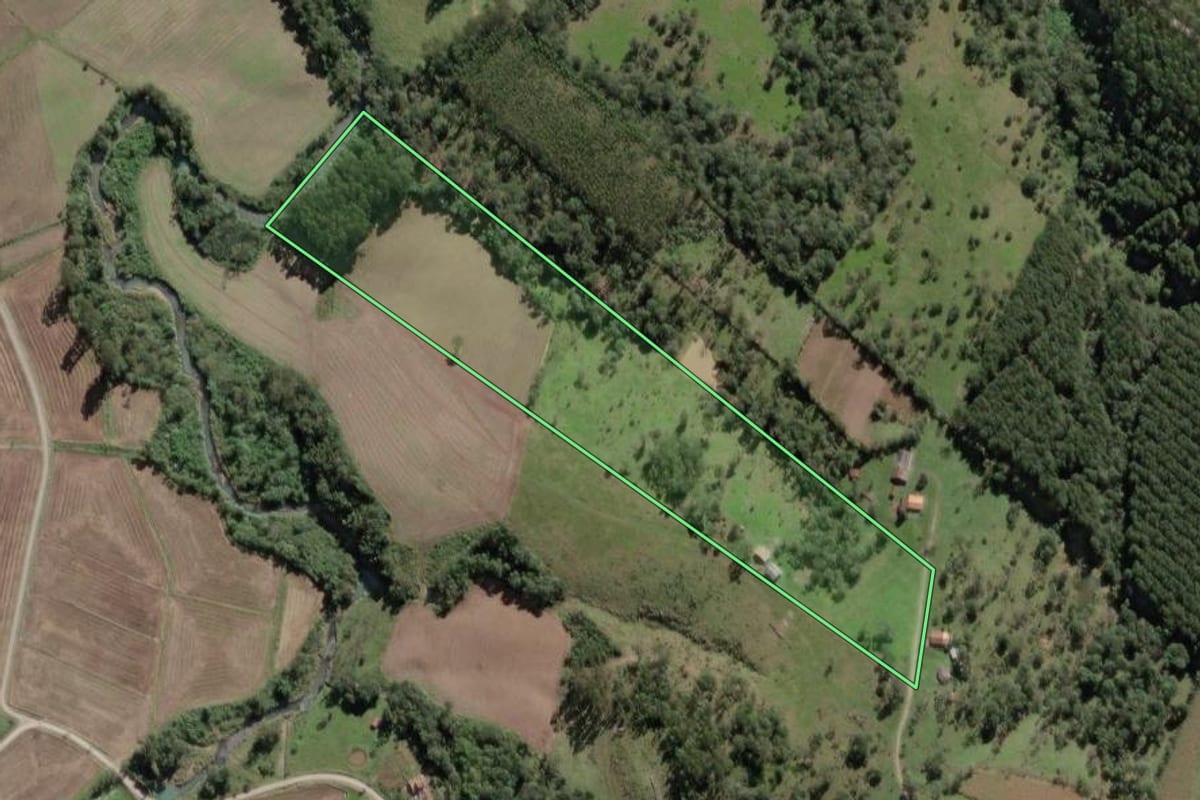 Imagem de satélite do imóvel rural em Papanduva (SC), com o contorno declarado no CAR desenhado por cima.
