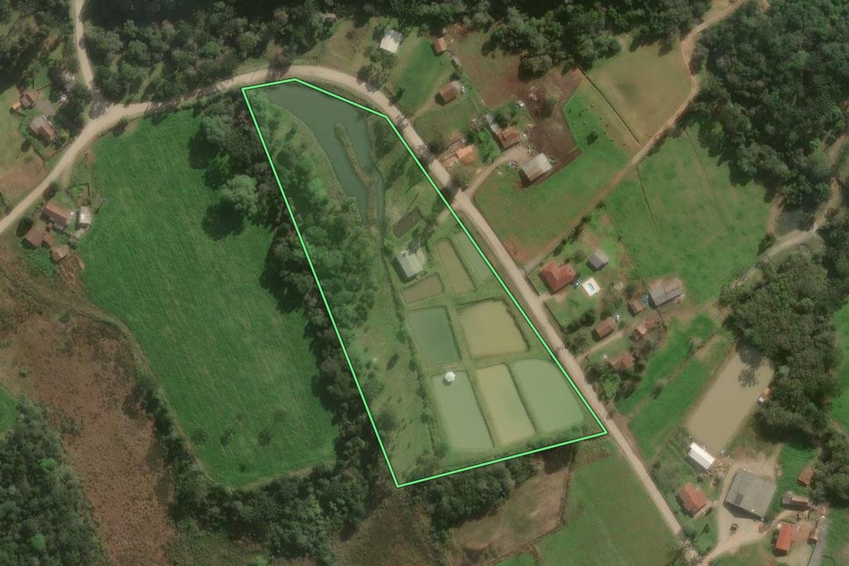Imagem de satélite do imóvel rural em Papanduva (SC), com o contorno declarado no CAR desenhado por cima.