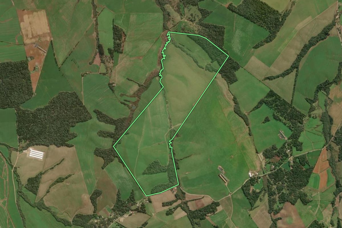 Imagem de satélite do imóvel rural em Papanduva (SC), com o contorno declarado no CAR desenhado por cima.