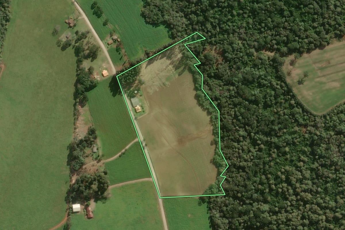 Imagem de satélite do imóvel rural em Papanduva (SC), com o contorno declarado no CAR desenhado por cima.