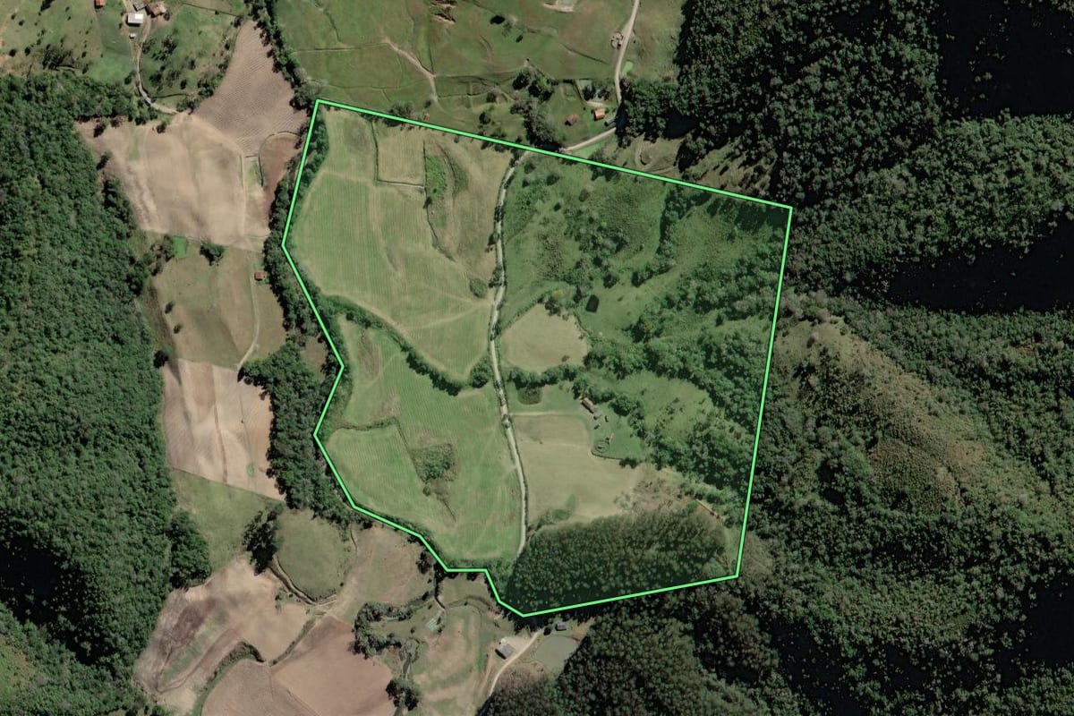 Imagem de satélite do imóvel rural em Papanduva (SC), com o contorno declarado no CAR desenhado por cima.
