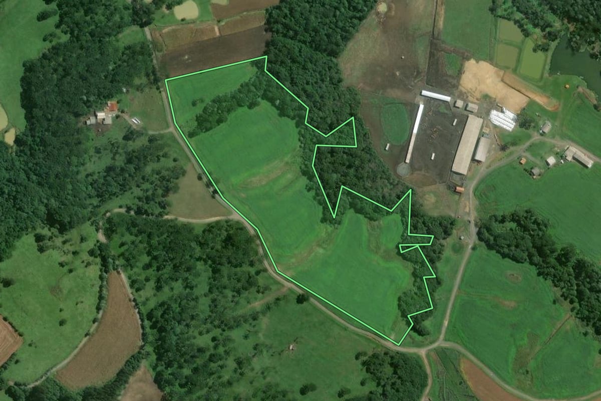 Imagem de satélite do imóvel rural em Papanduva (SC), com o contorno declarado no CAR desenhado por cima.
