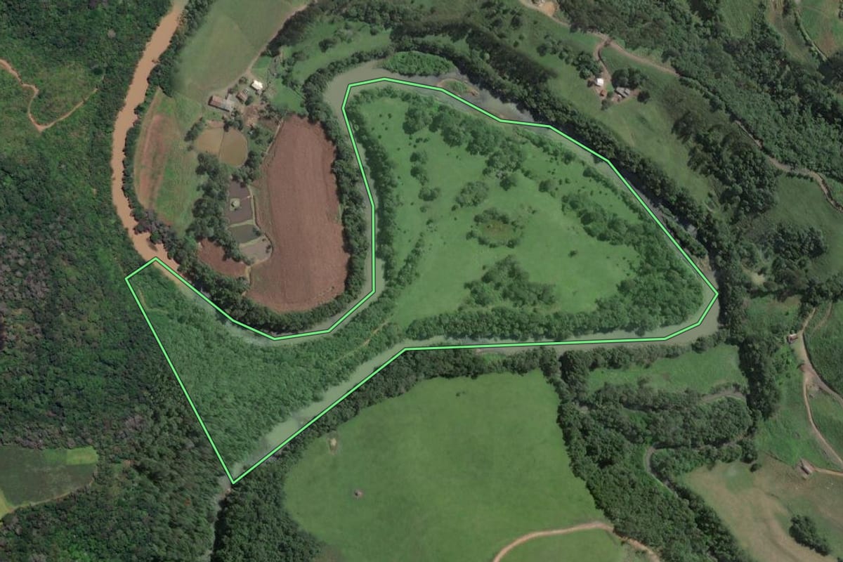 Imagem de satélite do imóvel rural em Papanduva (SC), com o contorno declarado no CAR desenhado por cima.