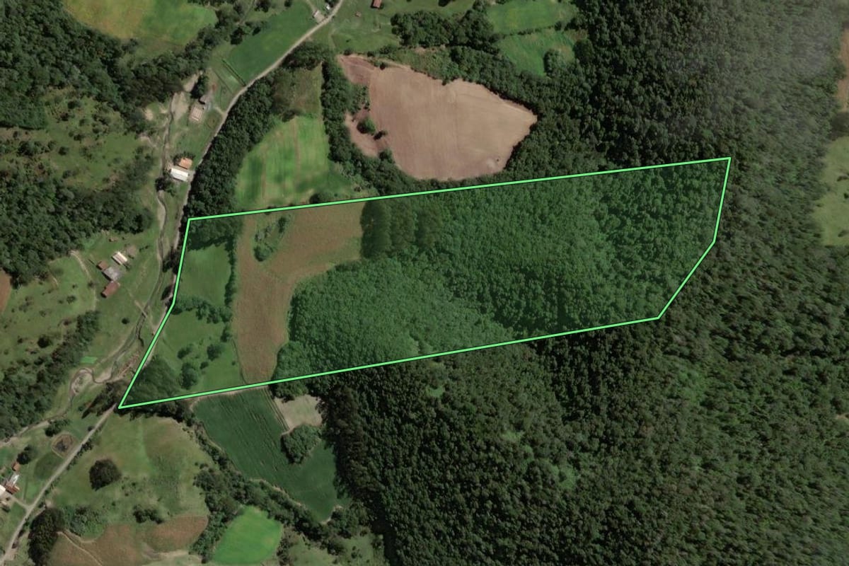 Imagem de satélite do imóvel rural em Papanduva (SC), com o contorno declarado no CAR desenhado por cima.