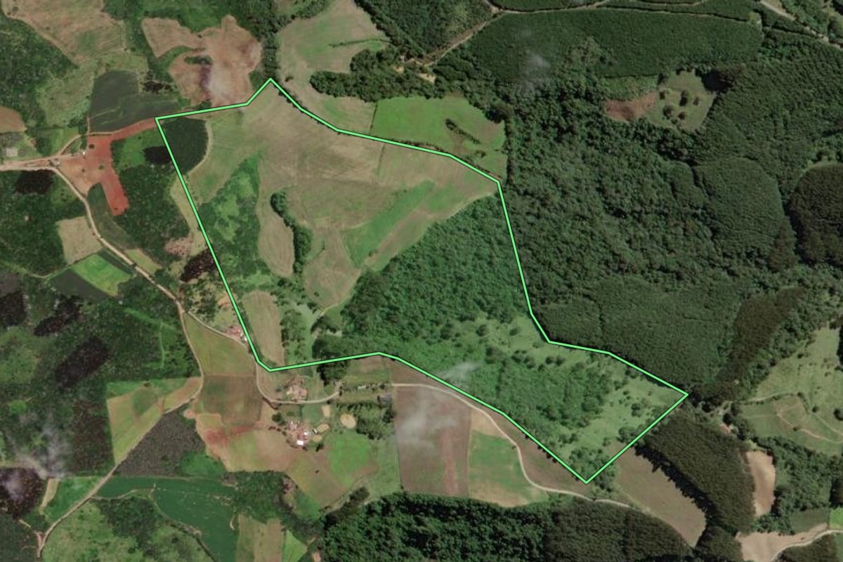 Imagem de satélite do imóvel rural em Papanduva (SC), com o contorno declarado no CAR desenhado por cima.