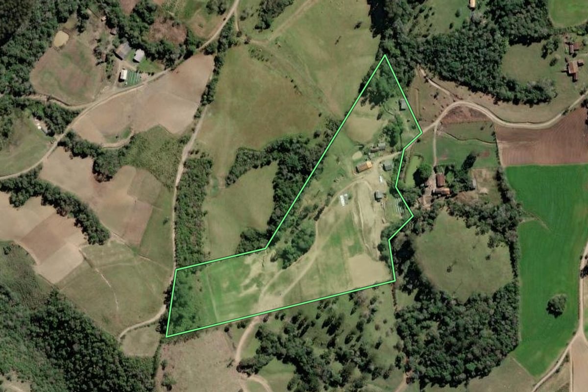 Imagem de satélite do imóvel rural em Papanduva (SC), com o contorno declarado no CAR desenhado por cima.