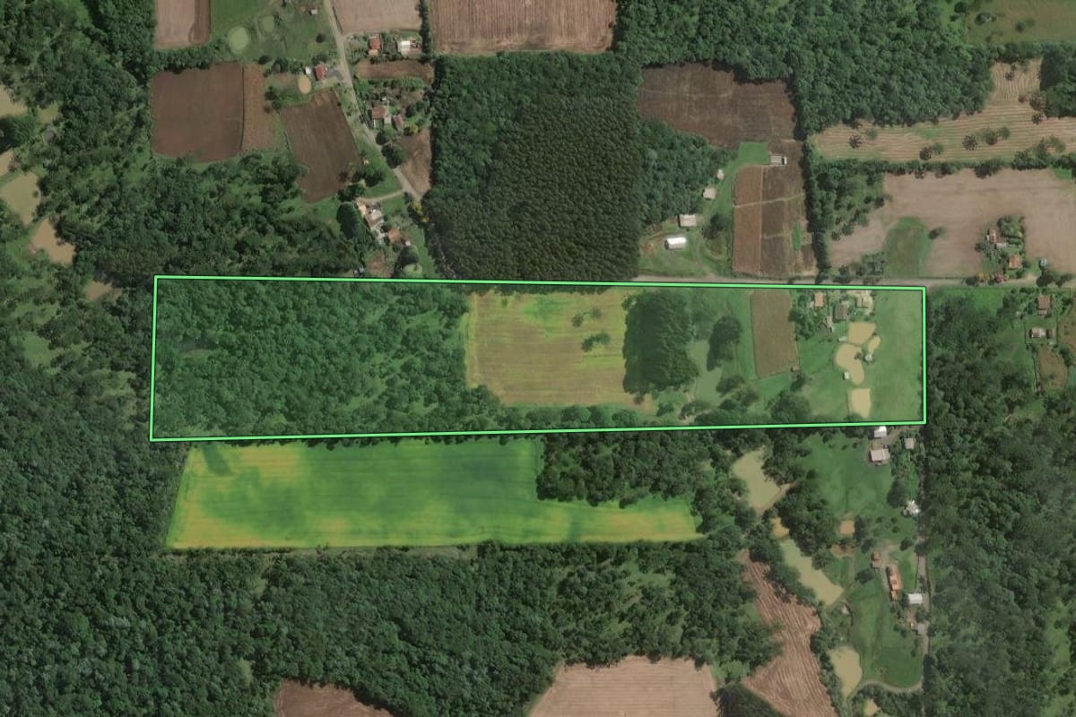 Imagem de satélite do imóvel rural em Papanduva (SC), com o contorno declarado no CAR desenhado por cima.