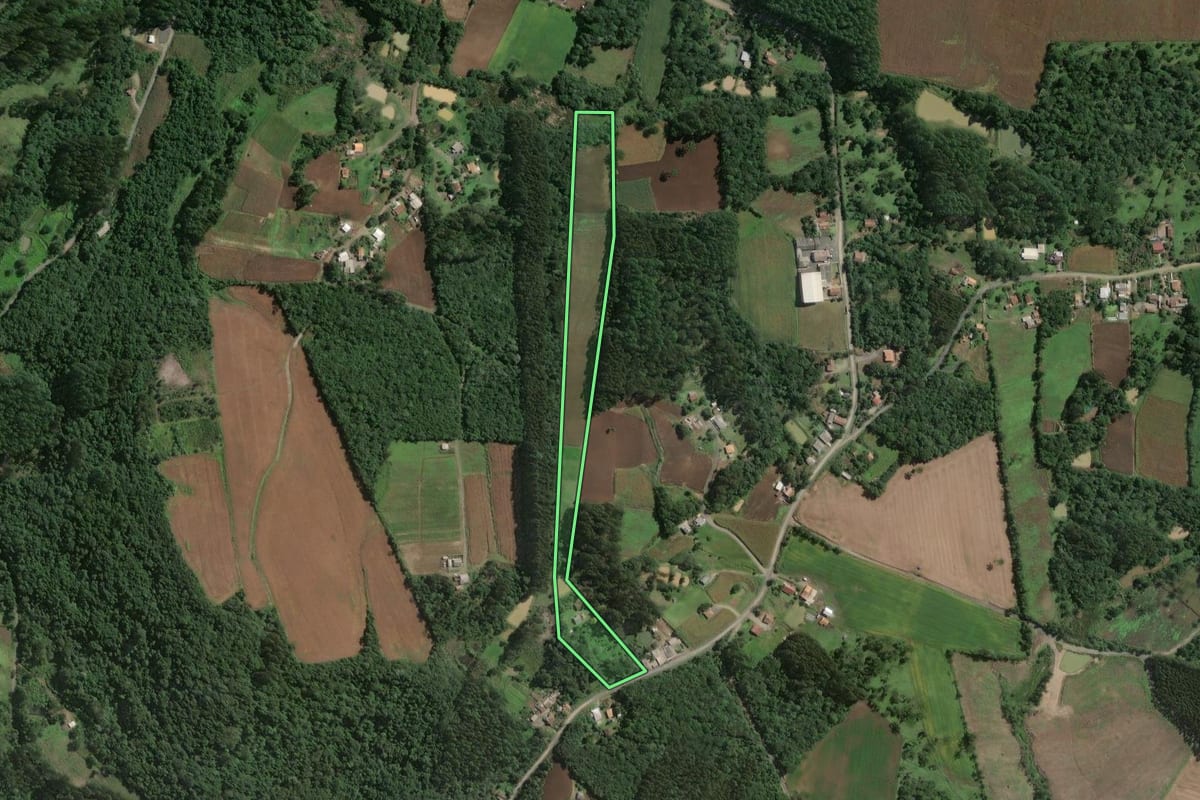 Imagem de satélite do imóvel rural em Papanduva (SC), com o contorno declarado no CAR desenhado por cima.