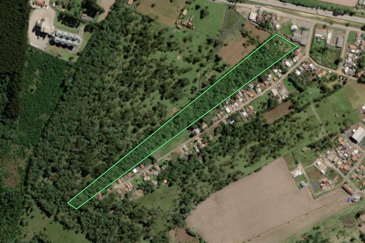 Imagem de satélite do imóvel rural em Papanduva (SC), com o contorno declarado no CAR desenhado por cima.