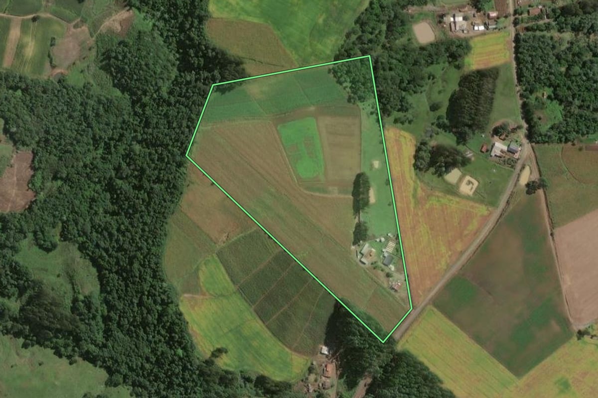 Imagem de satélite do imóvel rural em Papanduva (SC), com o contorno declarado no CAR desenhado por cima.