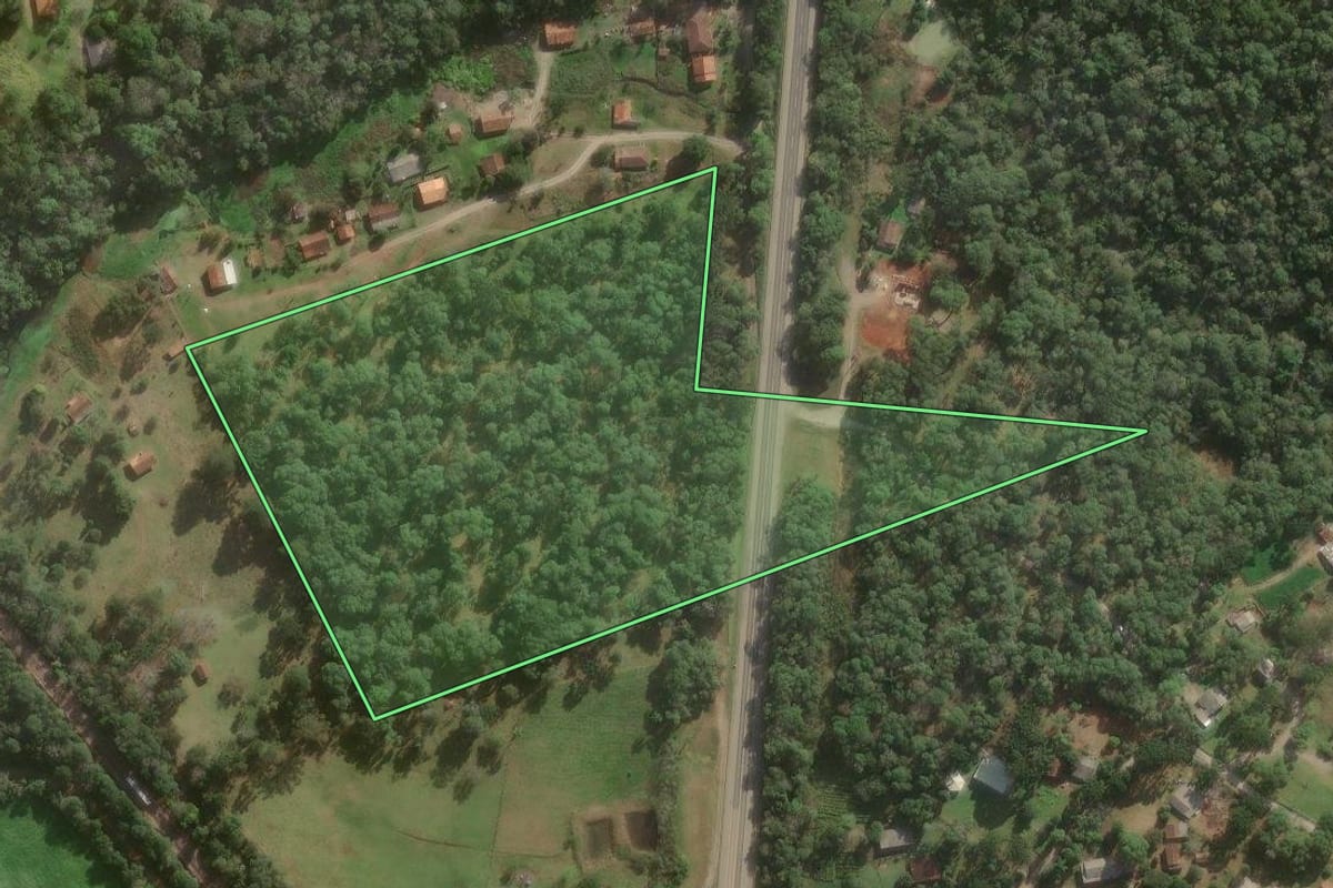 Imagem de satélite do imóvel rural em Papanduva (SC), com o contorno declarado no CAR desenhado por cima.