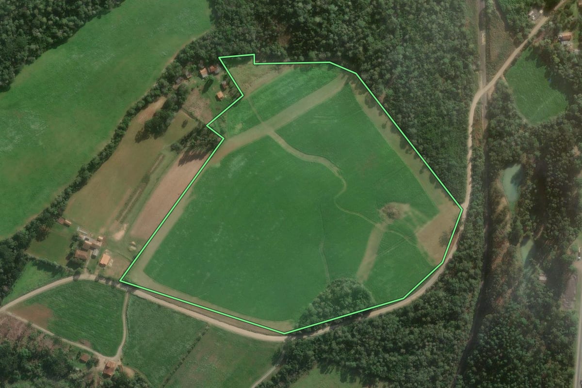 Imagem de satélite do imóvel rural em Papanduva (SC), com o contorno declarado no CAR desenhado por cima.