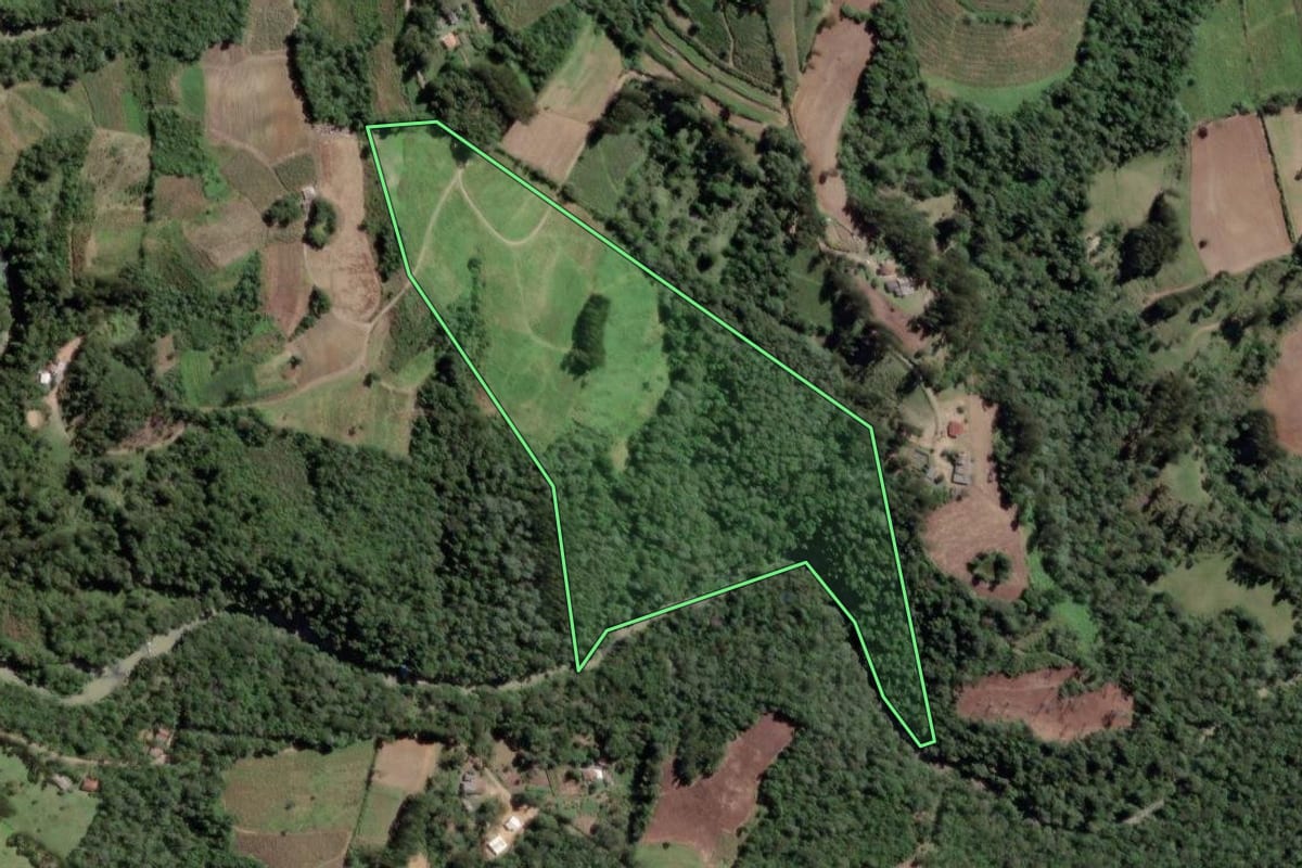 Imagem de satélite do imóvel rural em Papanduva (SC), com o contorno declarado no CAR desenhado por cima.
