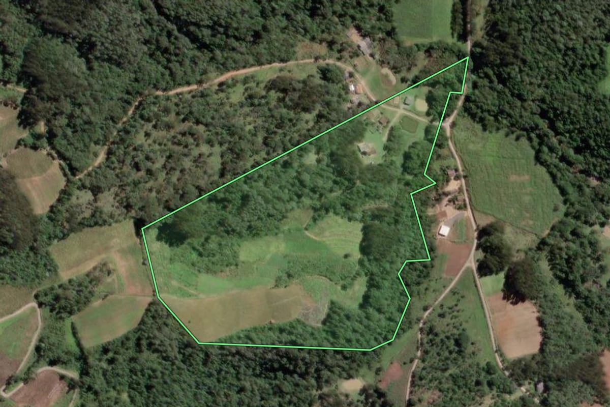 Imagem de satélite do imóvel rural em Papanduva (SC), com o contorno declarado no CAR desenhado por cima.