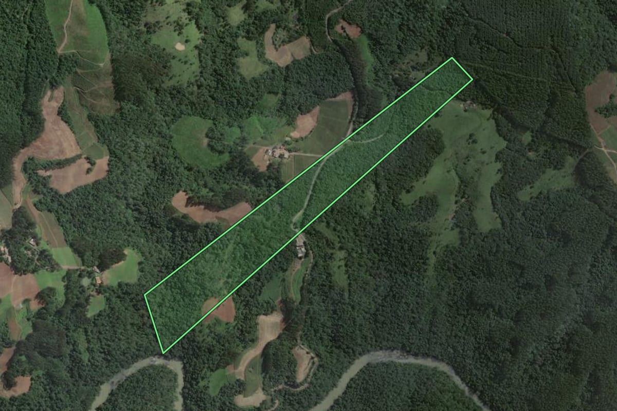 Imagem de satélite do imóvel rural em Papanduva (SC), com o contorno declarado no CAR desenhado por cima.
