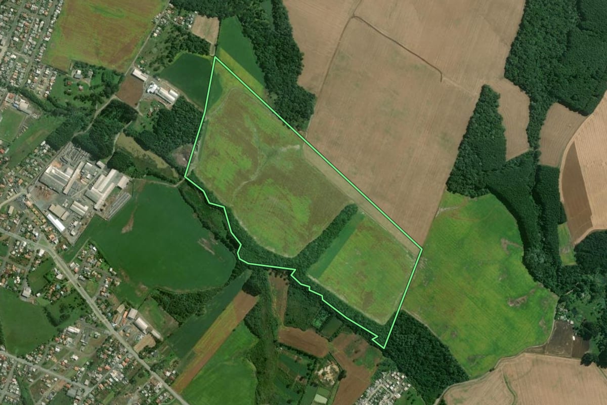 Imagem de satélite do imóvel rural em Papanduva (SC), com o contorno declarado no CAR desenhado por cima.