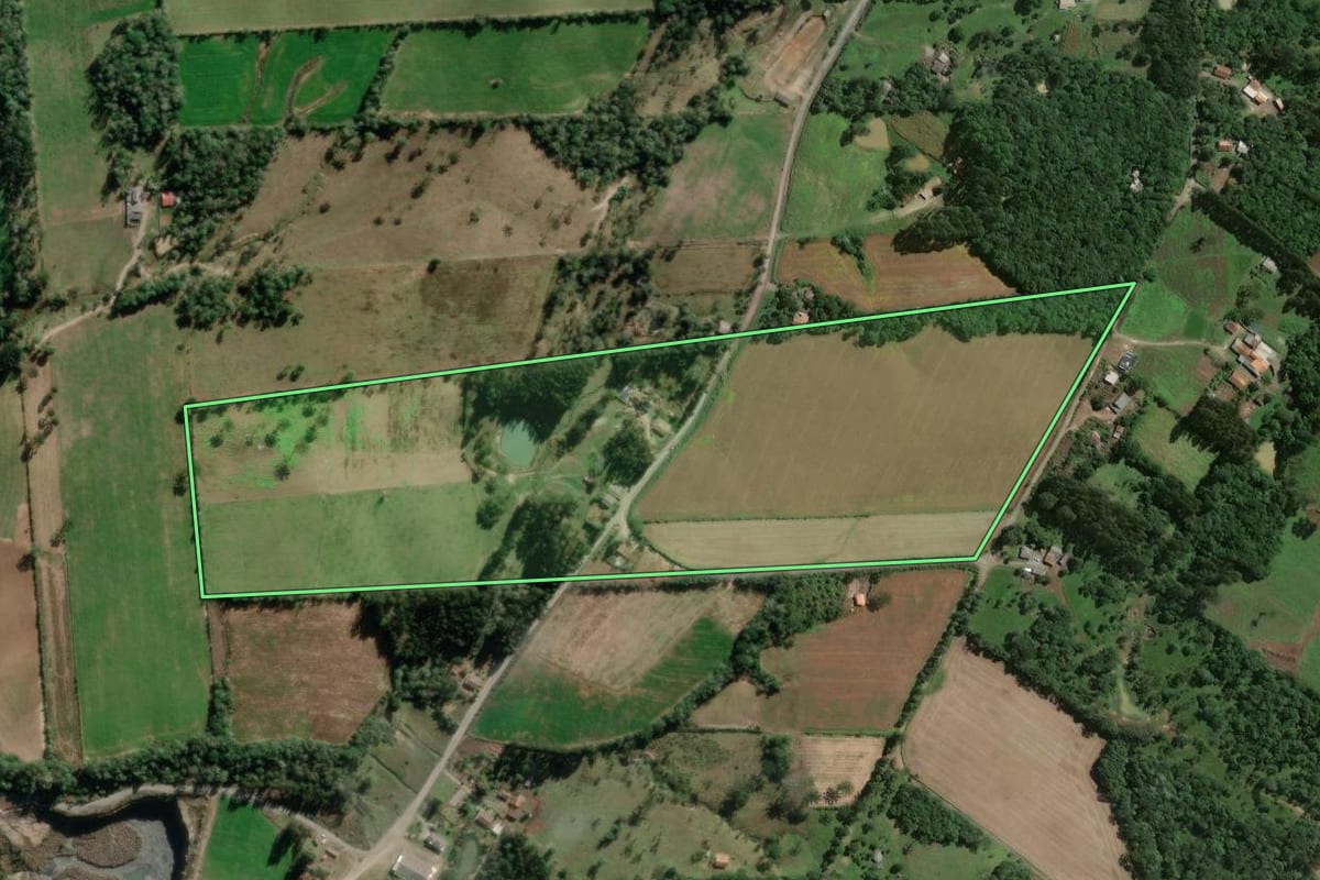 Imagem de satélite do imóvel rural em Papanduva (SC), com o contorno declarado no CAR desenhado por cima.