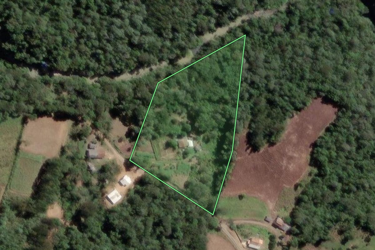 Imagem de satélite do imóvel rural em Papanduva (SC), com o contorno declarado no CAR desenhado por cima.
