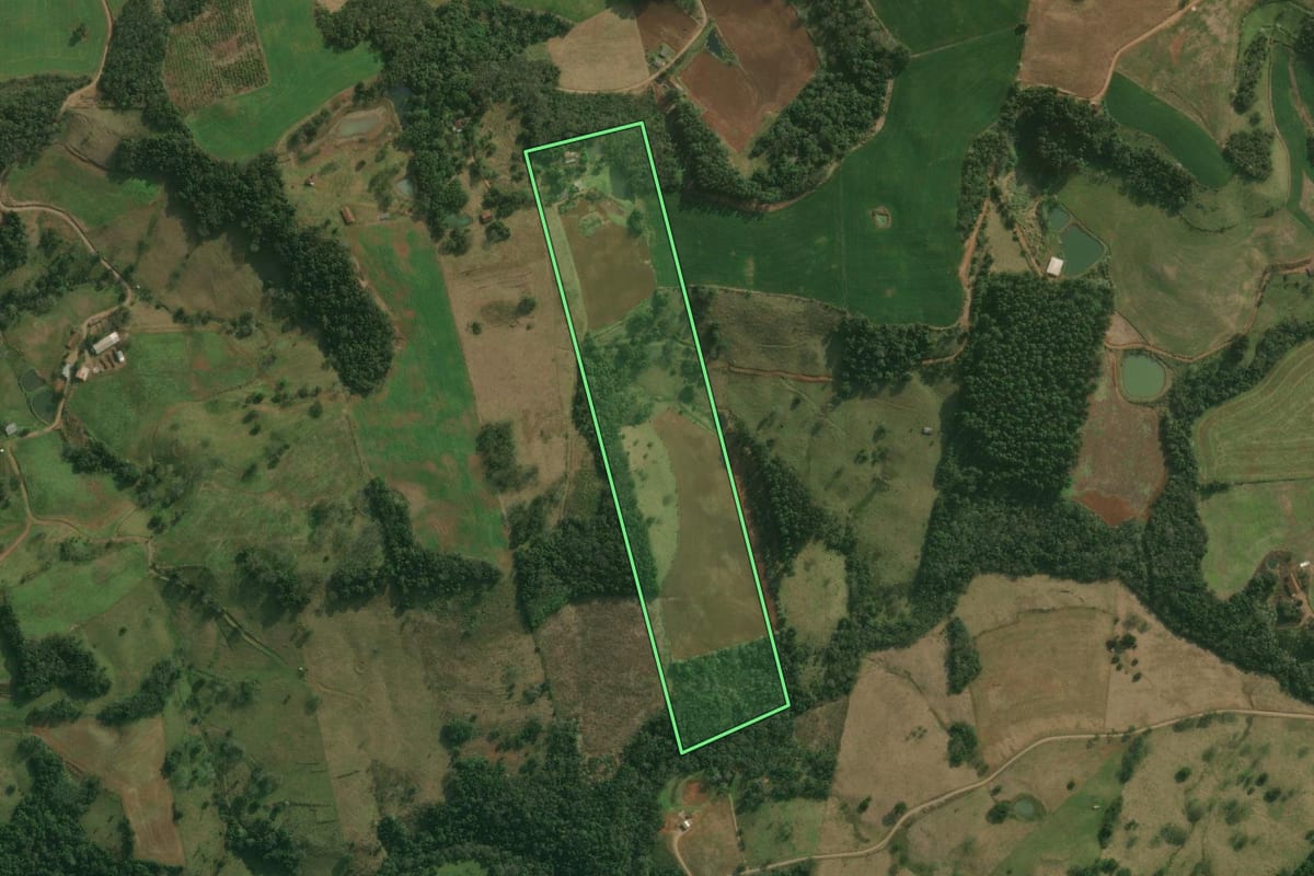 Imagem de satélite do imóvel rural em Paraíso (SC), com o contorno declarado no CAR desenhado por cima.