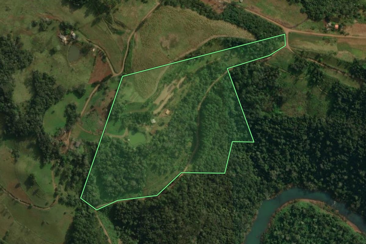 Imagem de satélite do imóvel rural em Paraíso (SC), com o contorno declarado no CAR desenhado por cima.