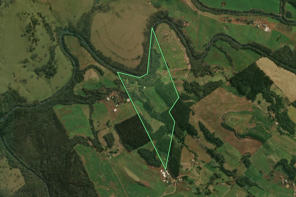 Imagem de satélite do imóvel rural em Paraíso (SC), com o contorno declarado no CAR desenhado por cima.